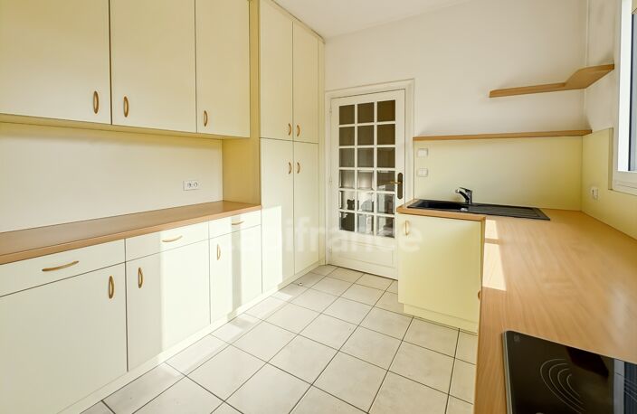 APPARTEMENT DE 133,95 M² AVEC BALCON, CAVE ET GRENIER – CENTRE-VILLE DE ROANNE — photo 5