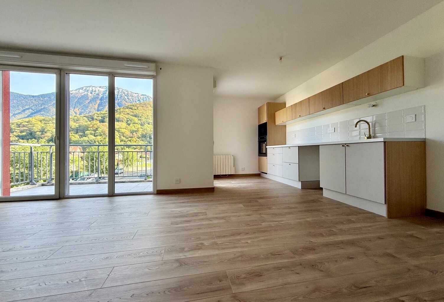 Dpt Haute Savoie (74), à vendre FAVERGES appartement T3 100% RENOVE ( 73,21 m2) Expo Sud Est au 2ème étage avec terrasse — photo 1