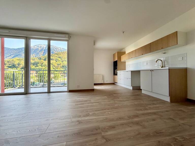 Dpt Haute Savoie (74), à vendre FAVERGES appartement T3 100% RENOVE ( 73,21 m2) Expo Sud Est au 2ème étage avec terrasse — photo 1