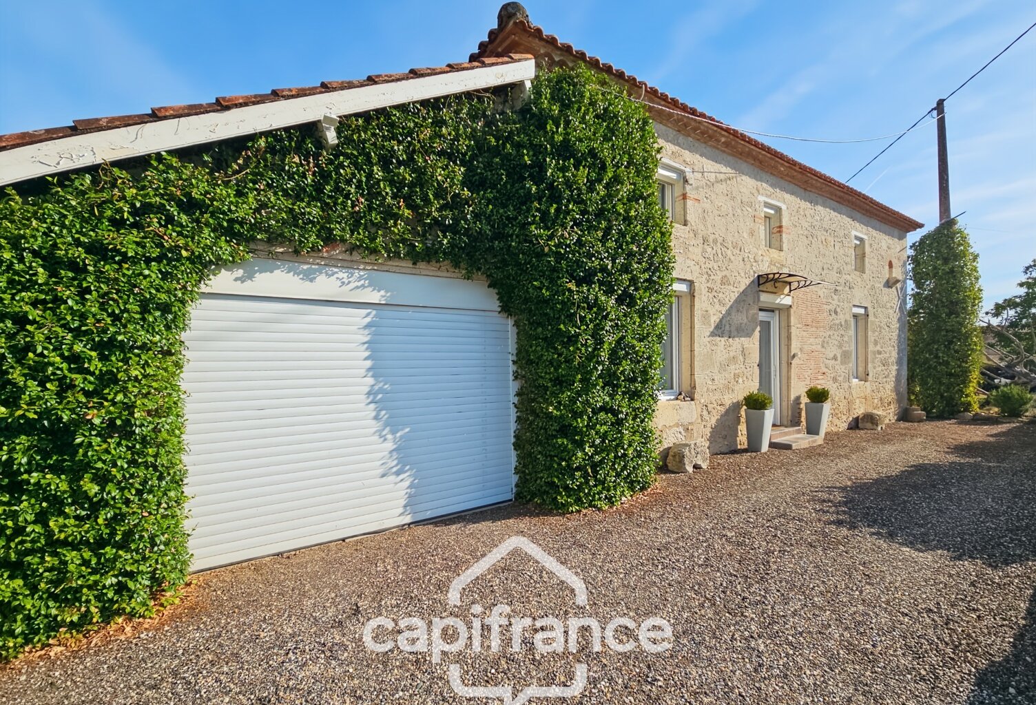 Maison en pierre, 4 chambres, garage, jardin piscine et puits — photo 1