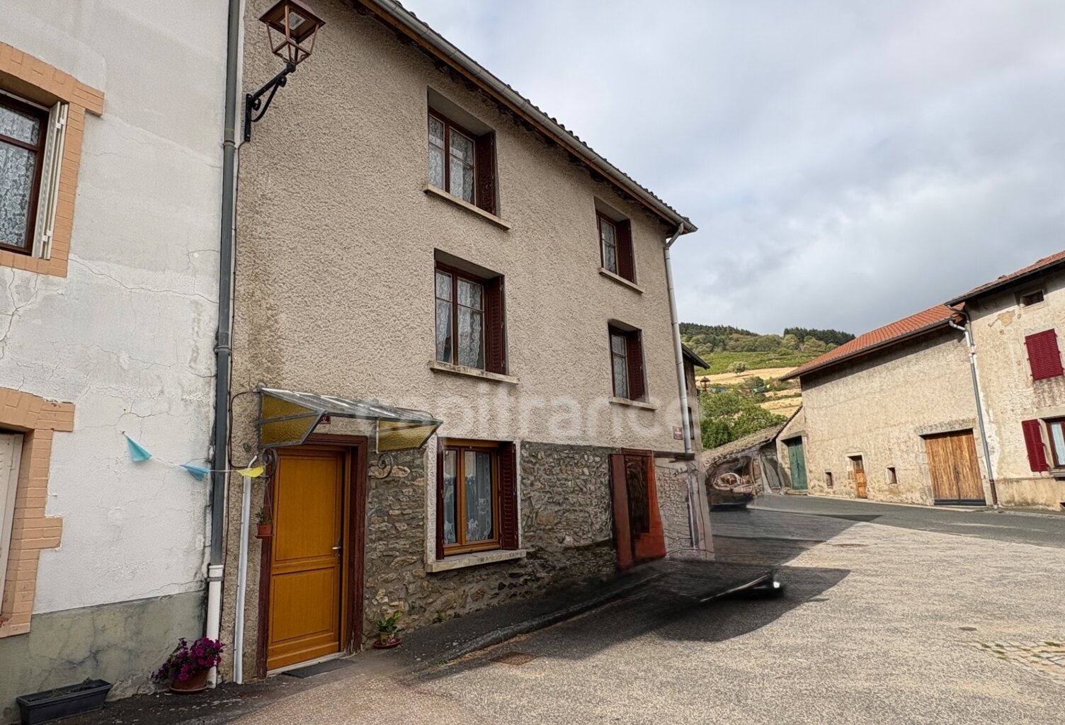 PROCHE DE BOEN sur LIGNON (42). MAISON de CAMPAGNE de 150 M2 avec ses  DÉPENDANCES de 60 M2  et  COUR ATTENANT — photo 1