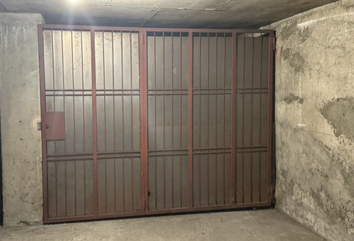 AIX LES BAINS (73), Centre Ville Grand Garage Box fermé sécurisé — photo 1