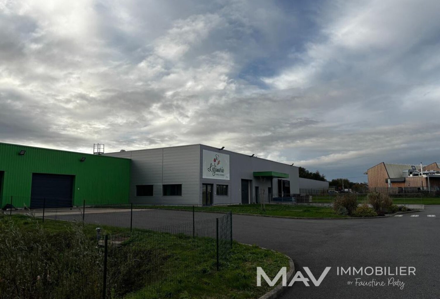 SAINT-MARTIN LEZ TATINGHEM - BATIMENT D'ACTIVITE DE 1 071M² — photo 1