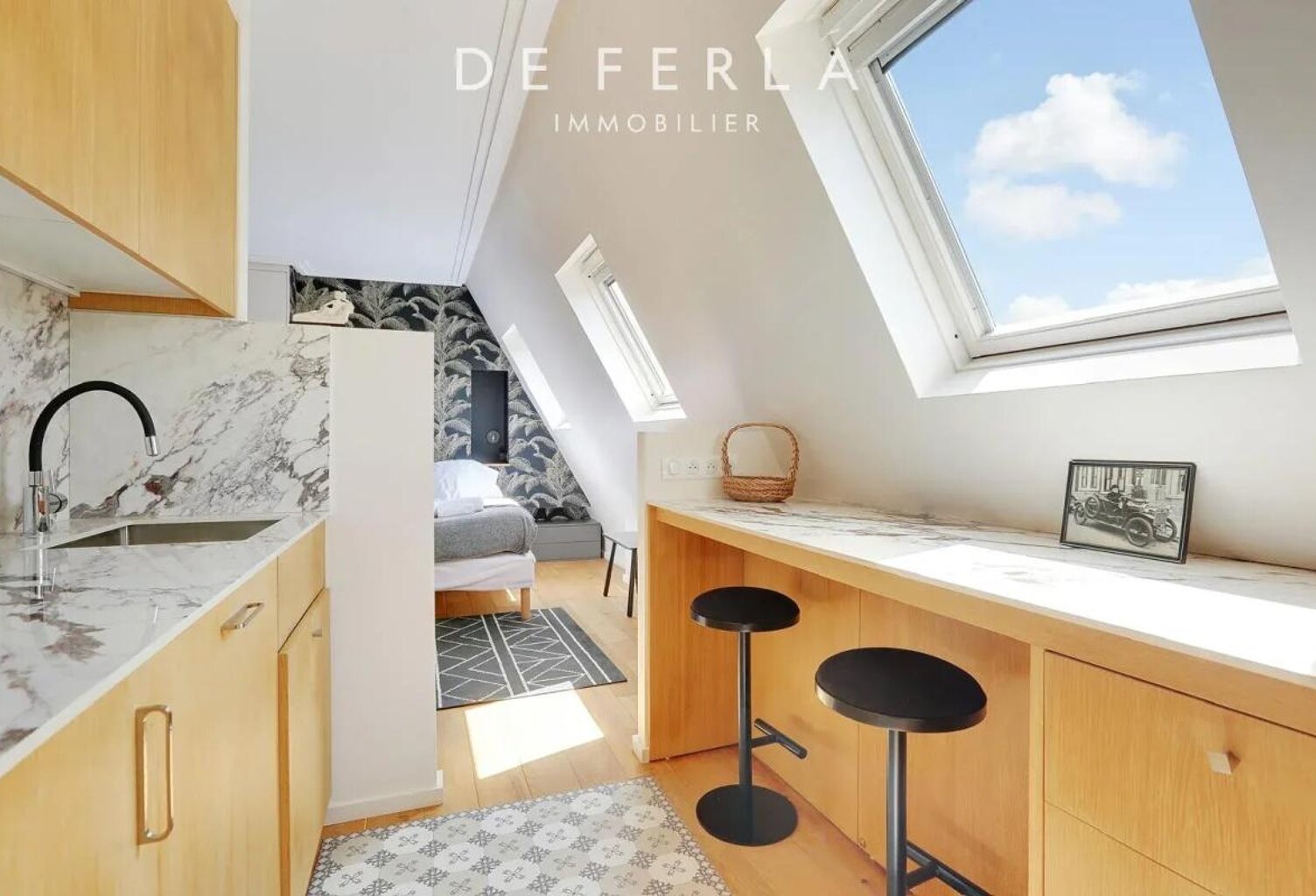 RUE DU TRÉSOR : Studio coup de coeur en dernier étage, Paris 4e — photo 1