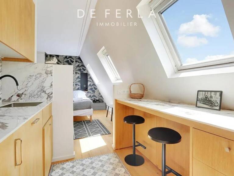 RUE DU TRÉSOR : Studio coup de coeur en dernier étage, Paris 4e — photo 1