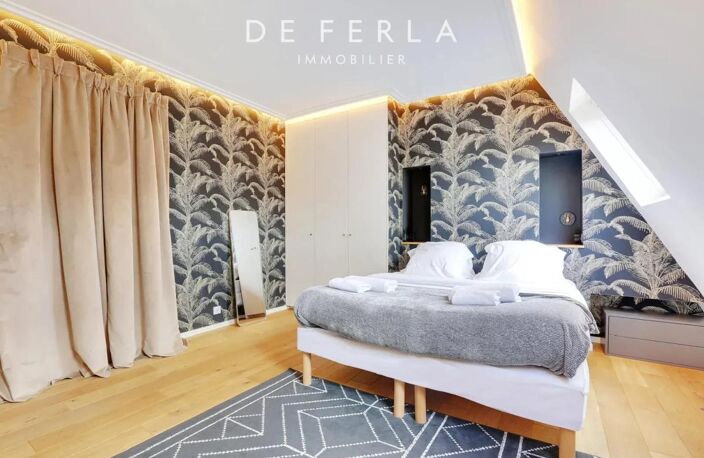RUE DU TRÉSOR : Studio coup de coeur en dernier étage, Paris 4e — photo 3