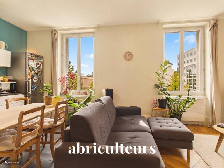 Appartement traversant de 80 m² avec cave, grenier et buanderie – Monplaisir — photo 1