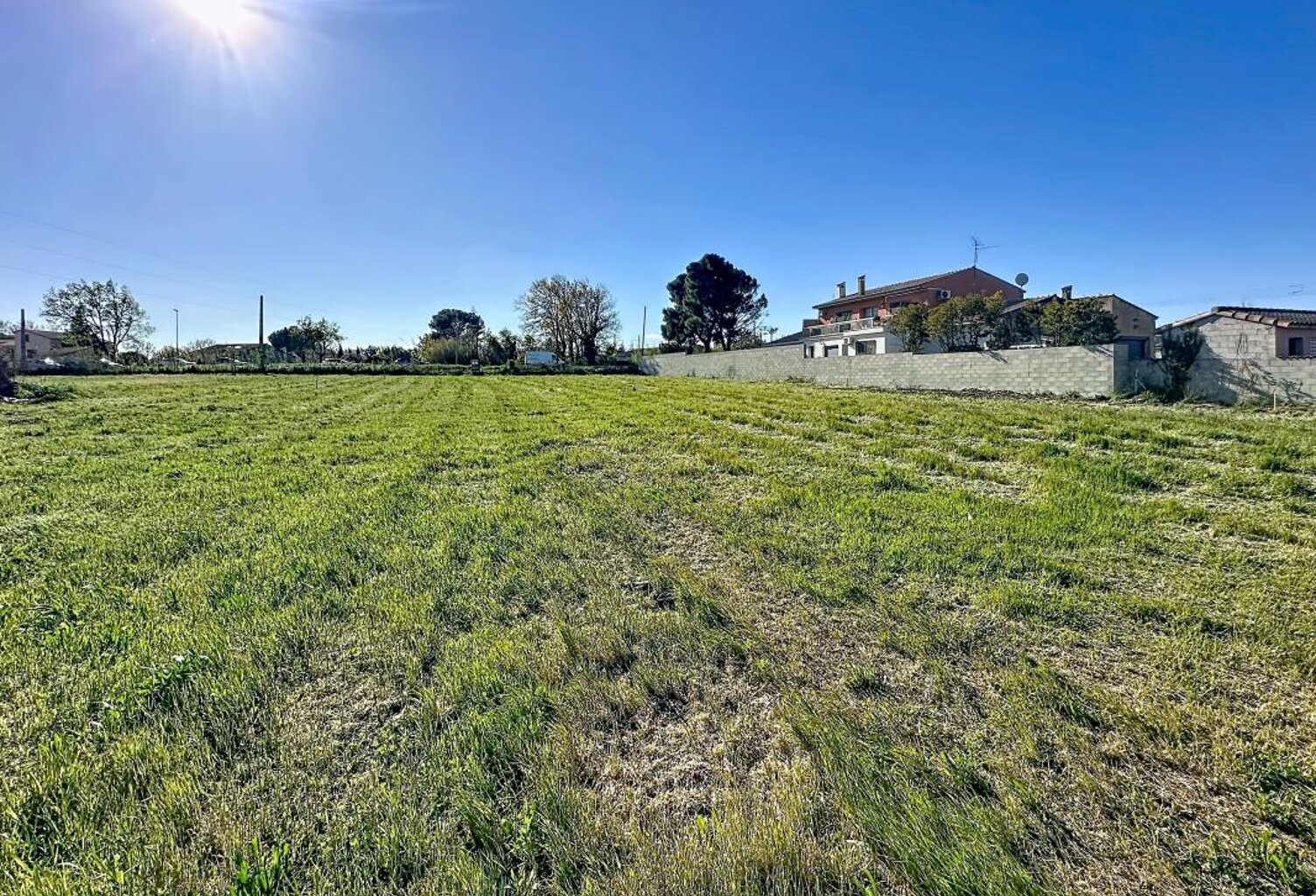 Morières-Les-Avignon, Terrain constructible de 576 m² À Vendre — photo 1