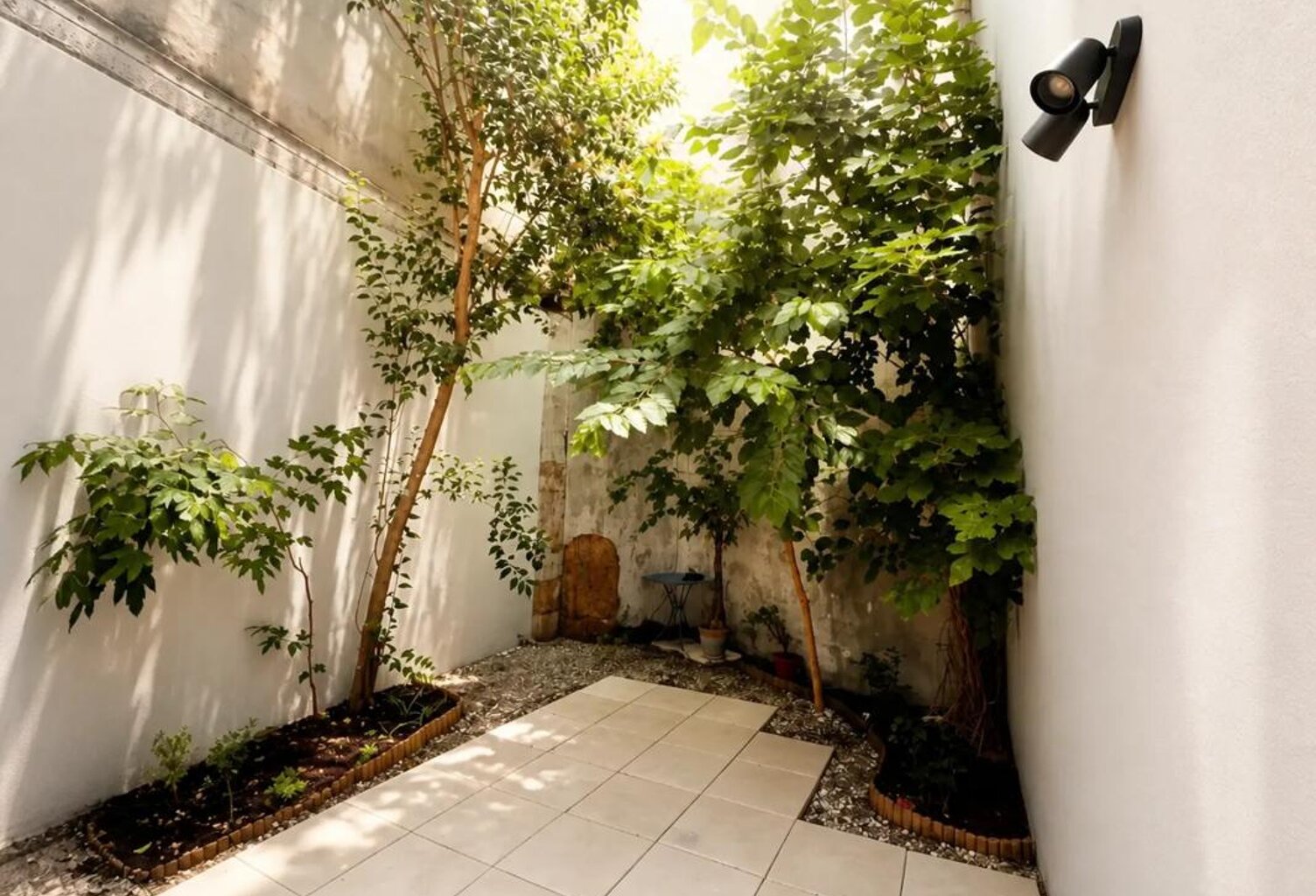 Maison - T3 de 70 m² avec garage et cour située aux Chartrons — photo 1