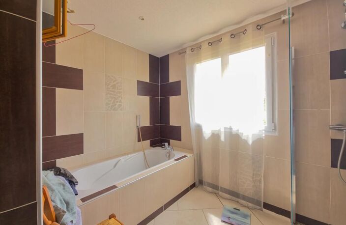 Maison de plain-pied – 2010 – 3 chambres – 1 009 m² de terrain — photo 4