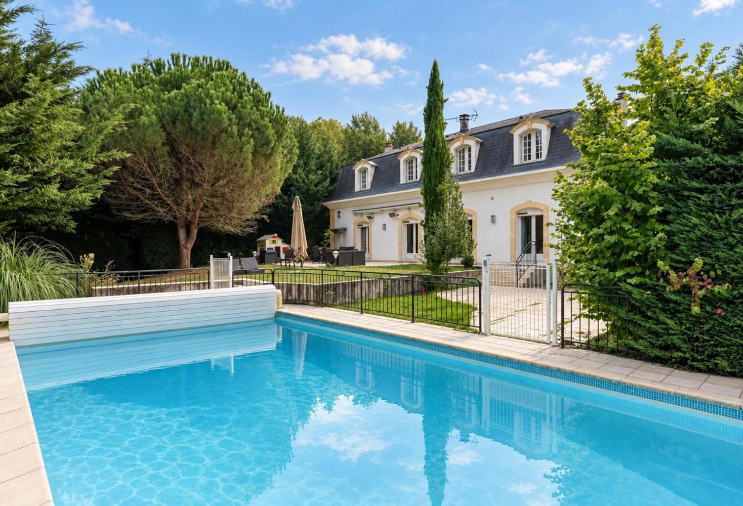 ÉLÉGANTE PROPRIÉTÉ DE 320 M² AU CŒUR D’UN ÉCRIN DE VERDURE — photo 1