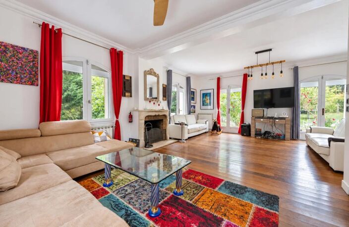 ÉLÉGANTE PROPRIÉTÉ DE 320 M² AU CŒUR D’UN ÉCRIN DE VERDURE — photo 2