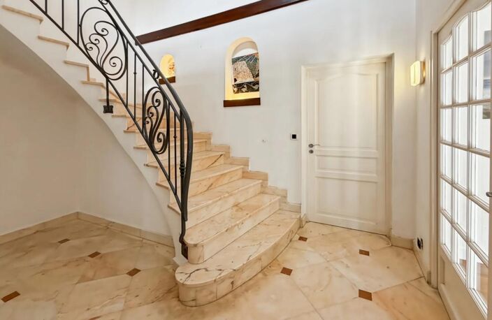 ÉLÉGANTE PROPRIÉTÉ DE 320 M² AU CŒUR D’UN ÉCRIN DE VERDURE — photo 3