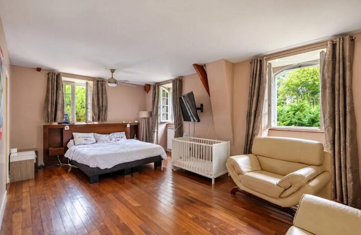 ÉLÉGANTE PROPRIÉTÉ DE 320 M² AU CŒUR D’UN ÉCRIN DE VERDURE — photo 5