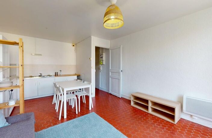 Appartement À Vendre - T3 - 74.2 m² - proche La Joliette — photo 2