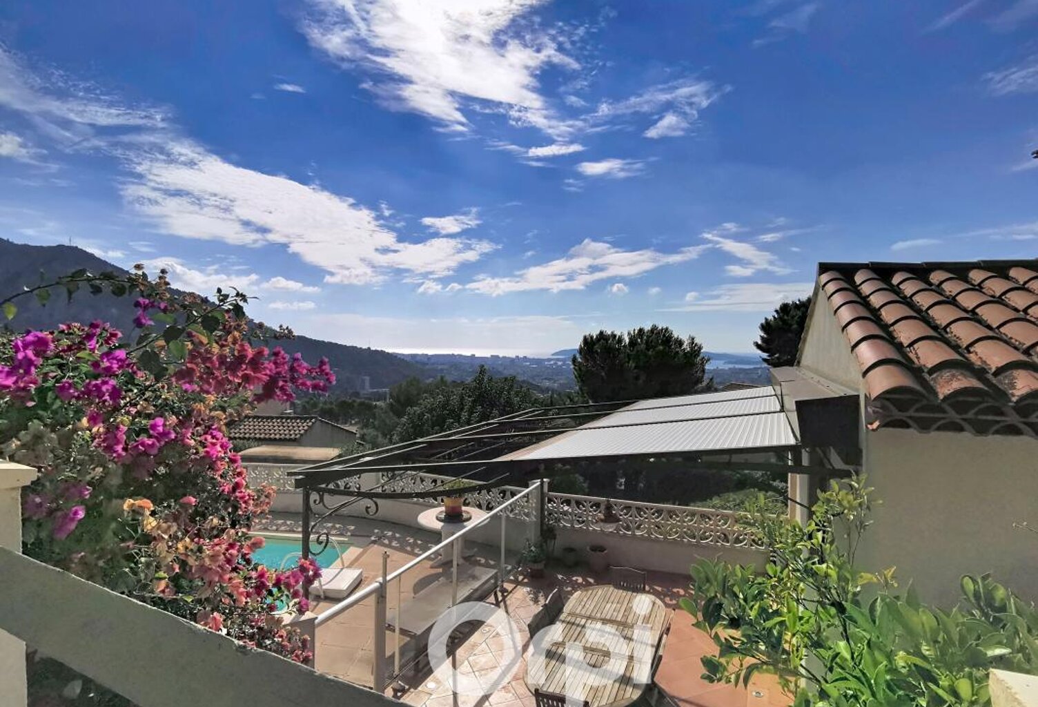 À vendre maison de type 5 d'environ 140m² habitables entièrement rénovée avec piscine et vue mer — photo 1