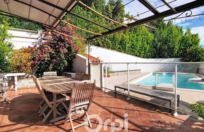 À vendre maison de type 5 d'environ 140m² habitables entièrement rénovée avec piscine et vue mer — photo 2