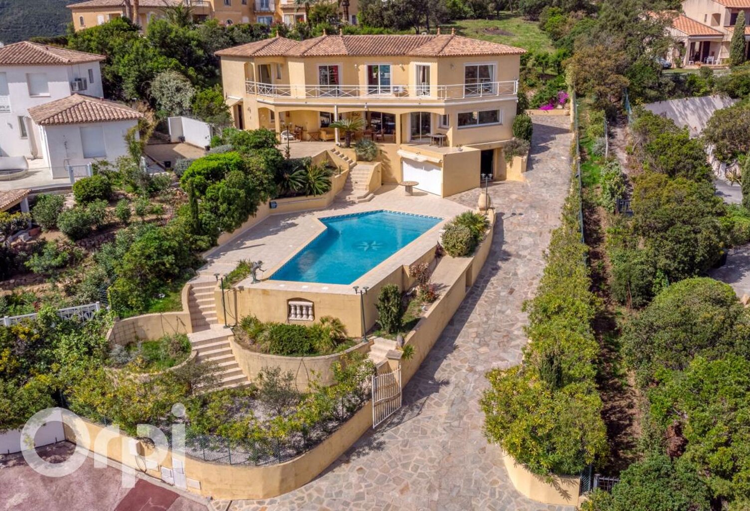 LES ISSAMBRES – VILLA DE PRESTIGE + TERRAIN CONSTRUCTIBLE DE 2 094 M² – VUE MER PANORAMIQUE À 180° — photo 1