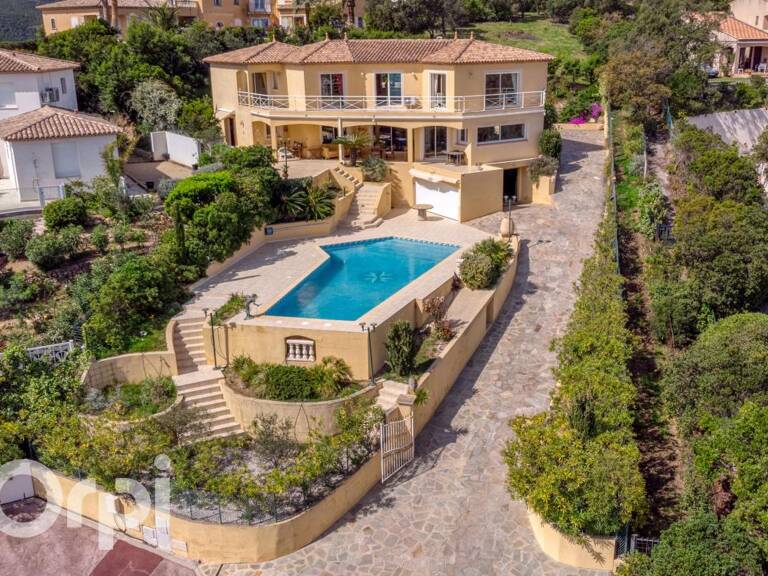 LES ISSAMBRES – VILLA DE PRESTIGE + TERRAIN CONSTRUCTIBLE DE 2 094 M² – VUE MER PANORAMIQUE À 180° — photo 1