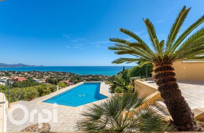 LES ISSAMBRES – VILLA DE PRESTIGE + TERRAIN CONSTRUCTIBLE DE 2 094 M² – VUE MER PANORAMIQUE À 180° — photo 2