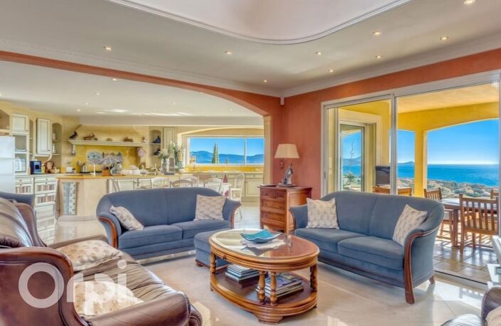 LES ISSAMBRES – VILLA D’EXCEPTION AVEC VUE PANORAMIQUE À 180° SUR LA MÉDITERRANÉE
8 PIÈCES + T2 INDÉPENDANTS — photo 5