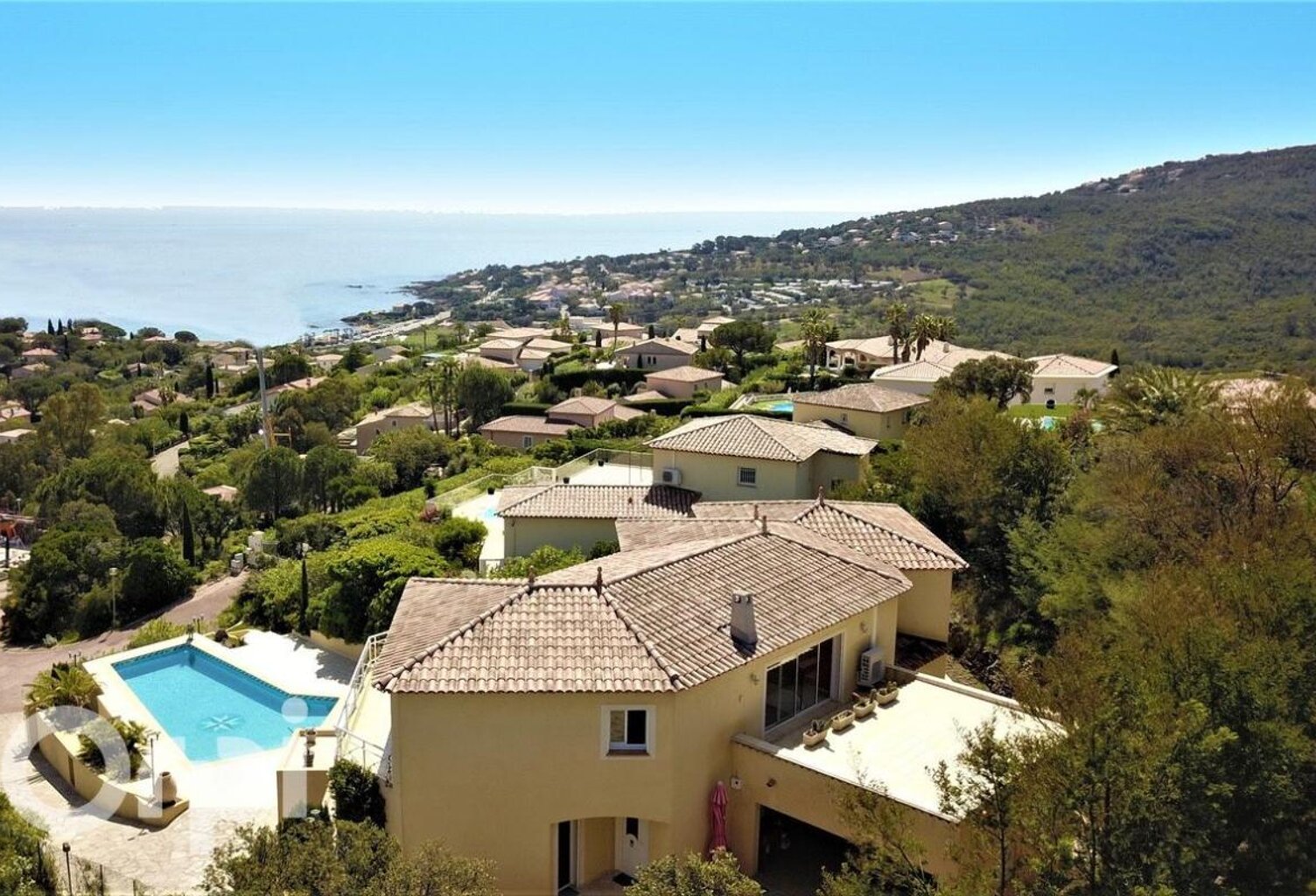 LES ISSAMBRES – OPPORTUNITÉ RARE : TERRAIN CONSTRUCTIBLE AVEC VUE PANORAMIQUE À 180° SUR LA MÉDITERRANÉE — photo 1