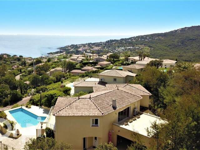 LES ISSAMBRES – OPPORTUNITÉ RARE : TERRAIN CONSTRUCTIBLE AVEC VUE PANORAMIQUE À 180° SUR LA MÉDITERRANÉE — photo du bien
