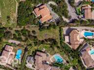 LES ISSAMBRES – OPPORTUNITÉ RARE : TERRAIN CONSTRUCTIBLE AVEC VUE PANORAMIQUE À 180° SUR LA MÉDITERRANÉE — photo 2