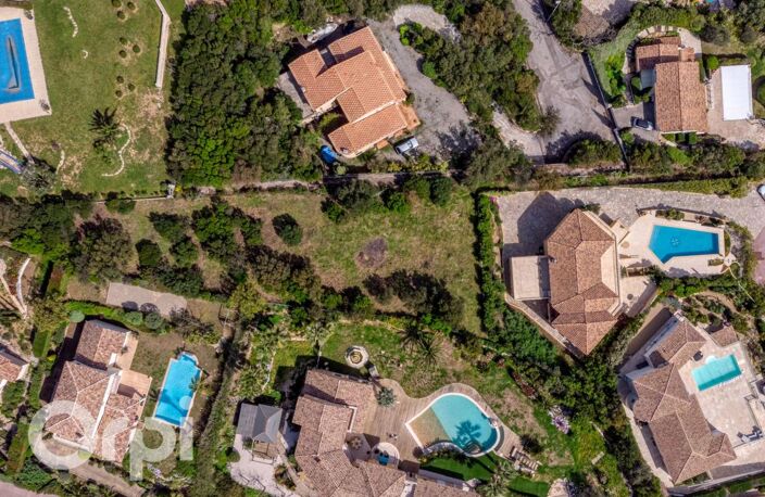 LES ISSAMBRES – OPPORTUNITÉ RARE : TERRAIN CONSTRUCTIBLE AVEC VUE PANORAMIQUE À 180° SUR LA MÉDITERRANÉE — photo 2