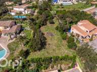 LES ISSAMBRES – OPPORTUNITÉ RARE : TERRAIN CONSTRUCTIBLE AVEC VUE PANORAMIQUE À 180° SUR LA MÉDITERRANÉE — photo 3