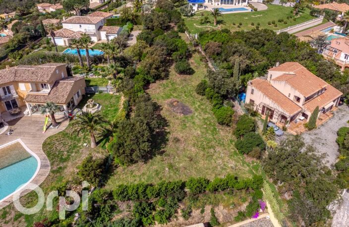 LES ISSAMBRES – OPPORTUNITÉ RARE : TERRAIN CONSTRUCTIBLE AVEC VUE PANORAMIQUE À 180° SUR LA MÉDITERRANÉE — photo 3