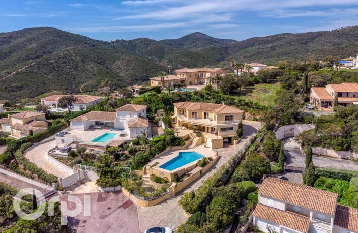 LES ISSAMBRES – OPPORTUNITÉ RARE : TERRAIN CONSTRUCTIBLE AVEC VUE PANORAMIQUE À 180° SUR LA MÉDITERRANÉE — photo 4