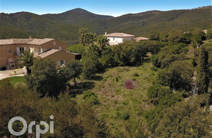 LES ISSAMBRES – OPPORTUNITÉ RARE : TERRAIN CONSTRUCTIBLE AVEC VUE PANORAMIQUE À 180° SUR LA MÉDITERRANÉE — photo 5