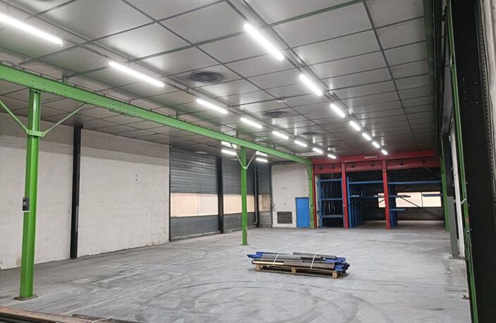Dunières  43220 1170m² de  locaux d'activité comprenant des bureaux, un bâtiment industriel et des locaux à usage de stockage — photo 2