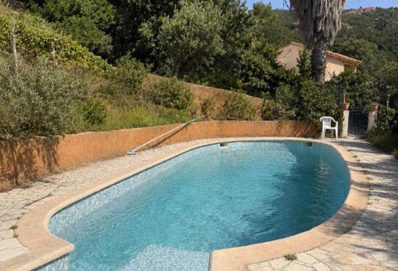 ANTHÉOR - Maison 152 m² à rénover, piscine, plage à pied ! — photo 1