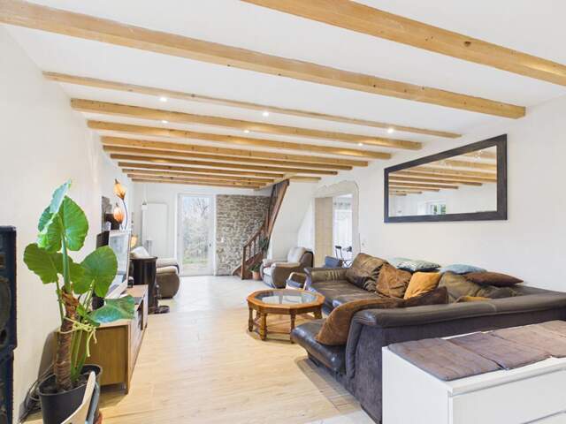 Maison de caractère en pierre, beaux volumes et grand terrain — photo du bien