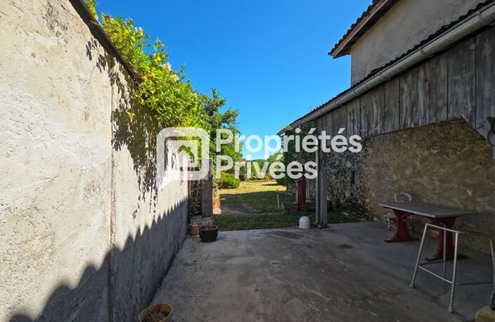 Grande maison en pierre à rénover avec jardin, dépendances et fort potentiel — photo 2