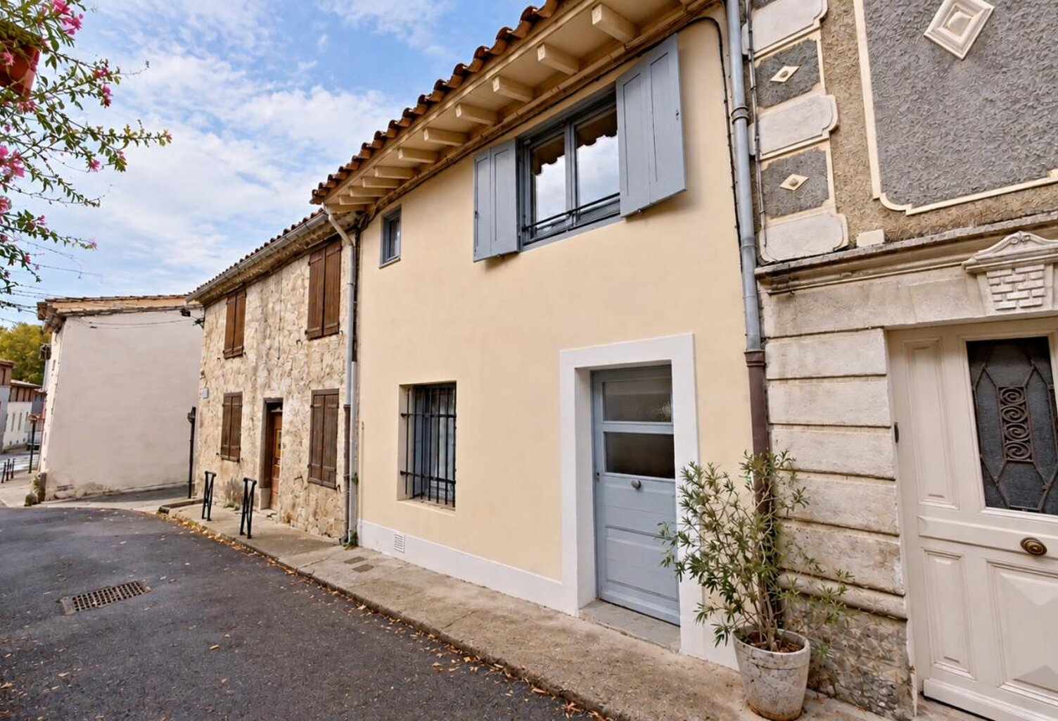 Maison au pied de la Cité Médiévale de Carcassonne, avec vue sur les remparts — photo 1