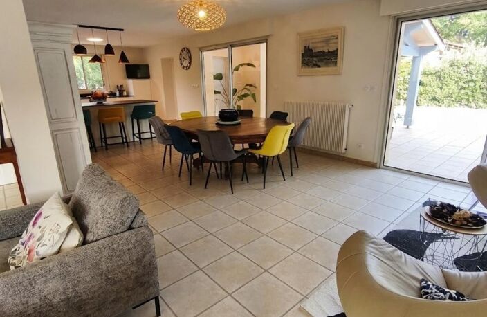 Maison avec piscine jardin et depandance — photo 4