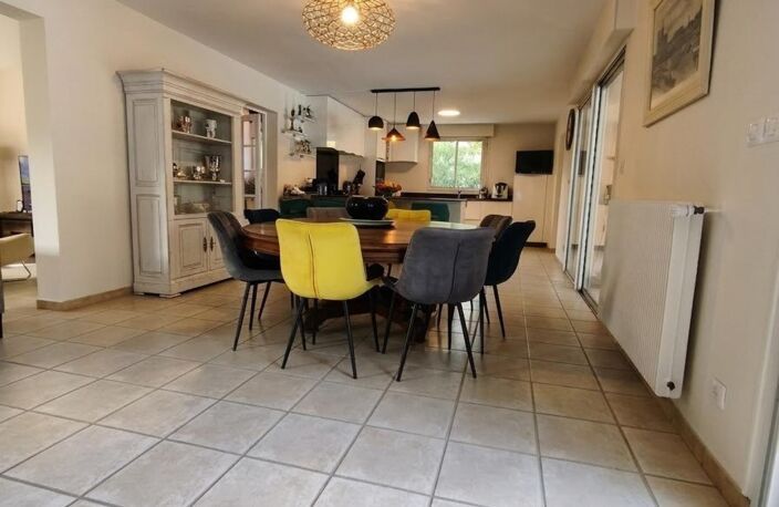 Maison avec piscine jardin et depandance — photo 5