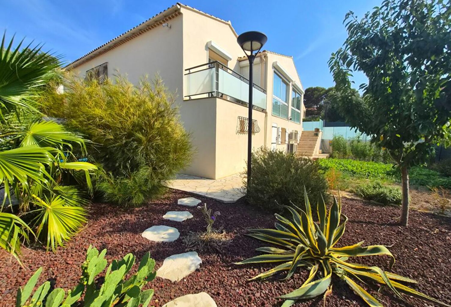 VILLA LE BRUSC- PROCHE PORT A PIED — photo 1