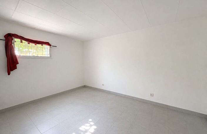 Appartement 85 m² à rénover - Quartier d'Anthéor  - Cave de 63 m² de plain-pied — photo 5