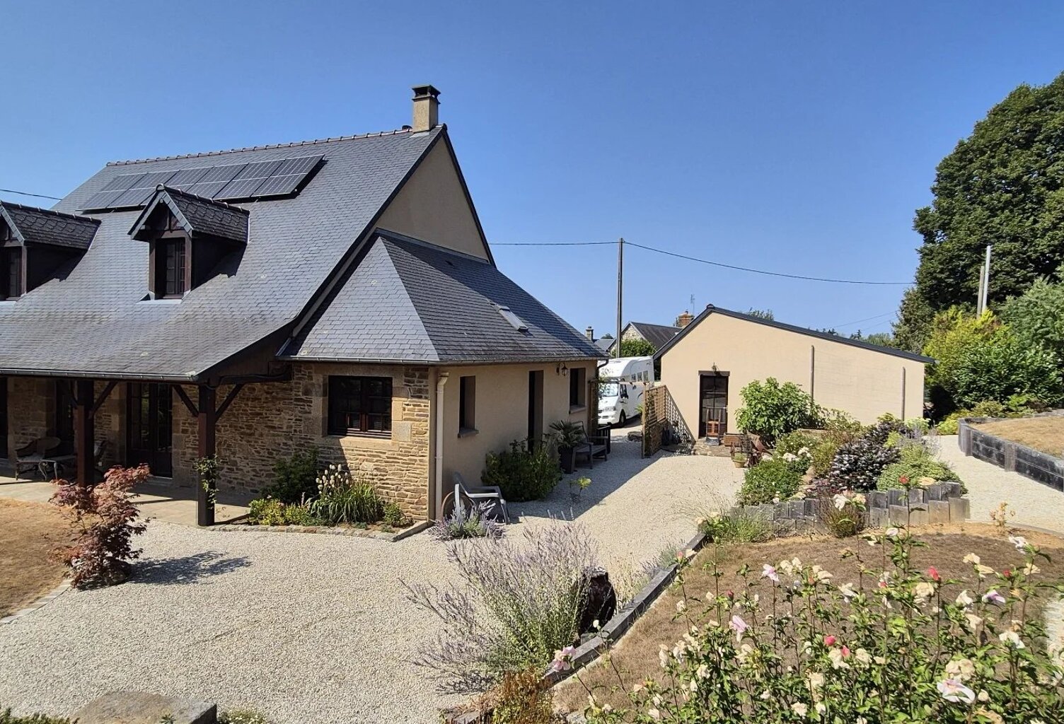 Belle maison individuelle habitable de 3 chambres + garage double, panneaux solaires et joli jardin, sur un terrain de 1 233 m² situé dans un hameau rural près de Saint-Hilaire-du-Harcouet — photo 1