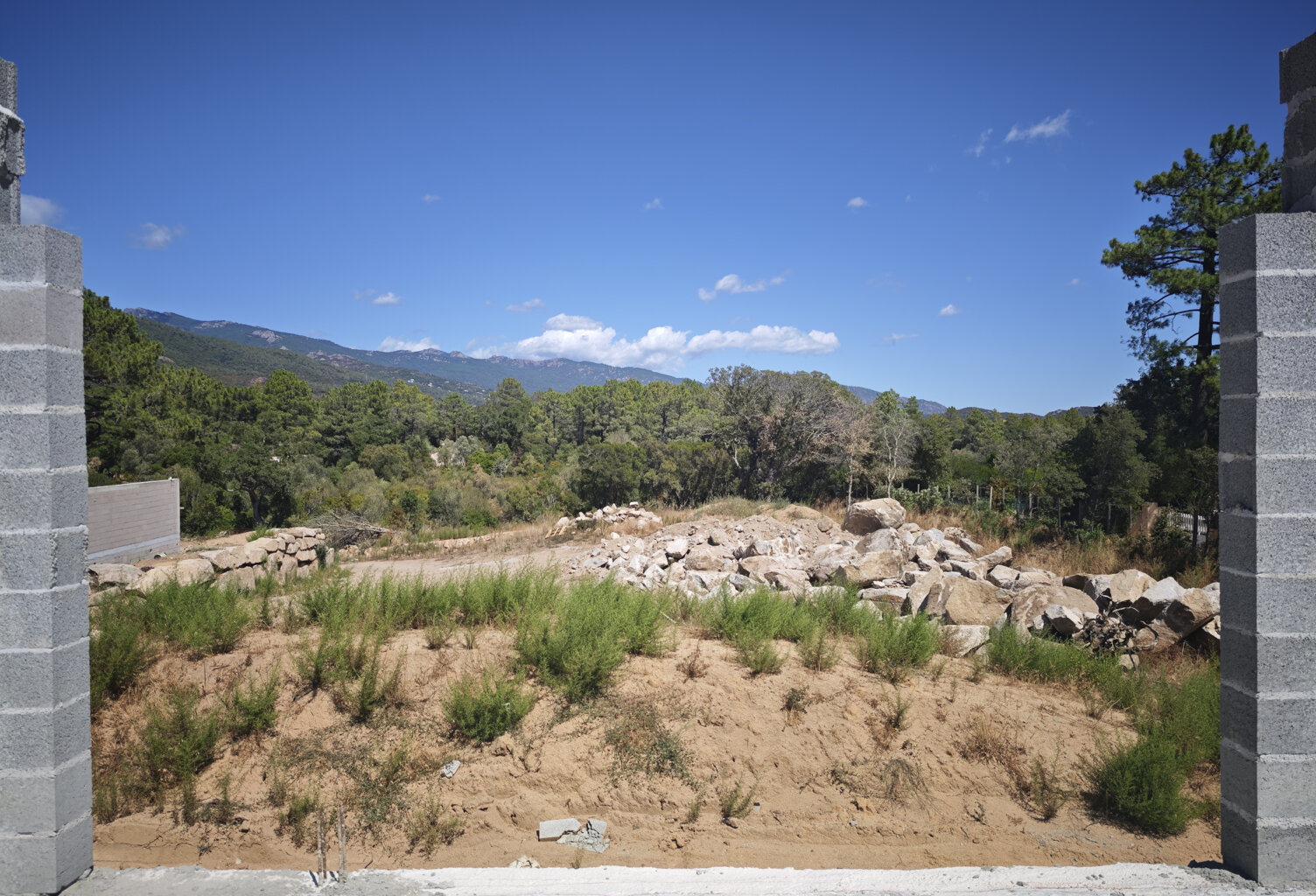 TERRAIN AVEC VILLA T6 EN COURS DE CONSTRUCTION à SOTTA — photo 1
