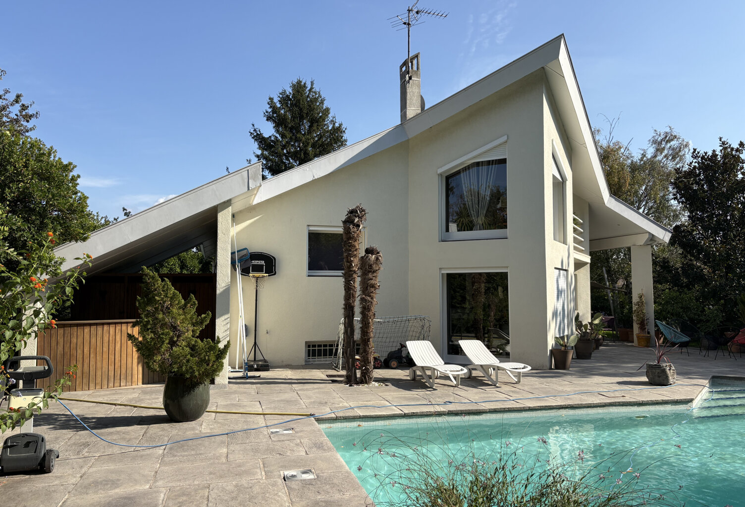 Maison T7 de 135.47 m2 avec piscine et annexes sur terrain de 1053 m2, 07500 GUILHERAND-GRANGES — photo 1