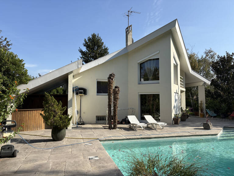 Maison T7 de 135.47 m2 avec piscine et annexes sur terrain de 1053 m2, 07500 GUILHERAND-GRANGES — photo 1