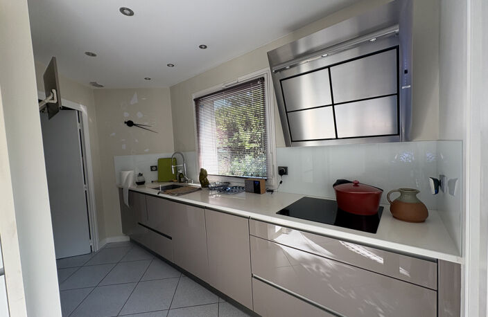 Maison T7 de 135.47 m2 avec piscine et annexes sur terrain de 1053 m2, 07500 GUILHERAND-GRANGES — photo 4