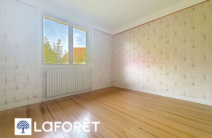 Maison avec terrain de 525 m², sous-sol complet et combles aménageables à Bourgoin-Jallieu — photo 4