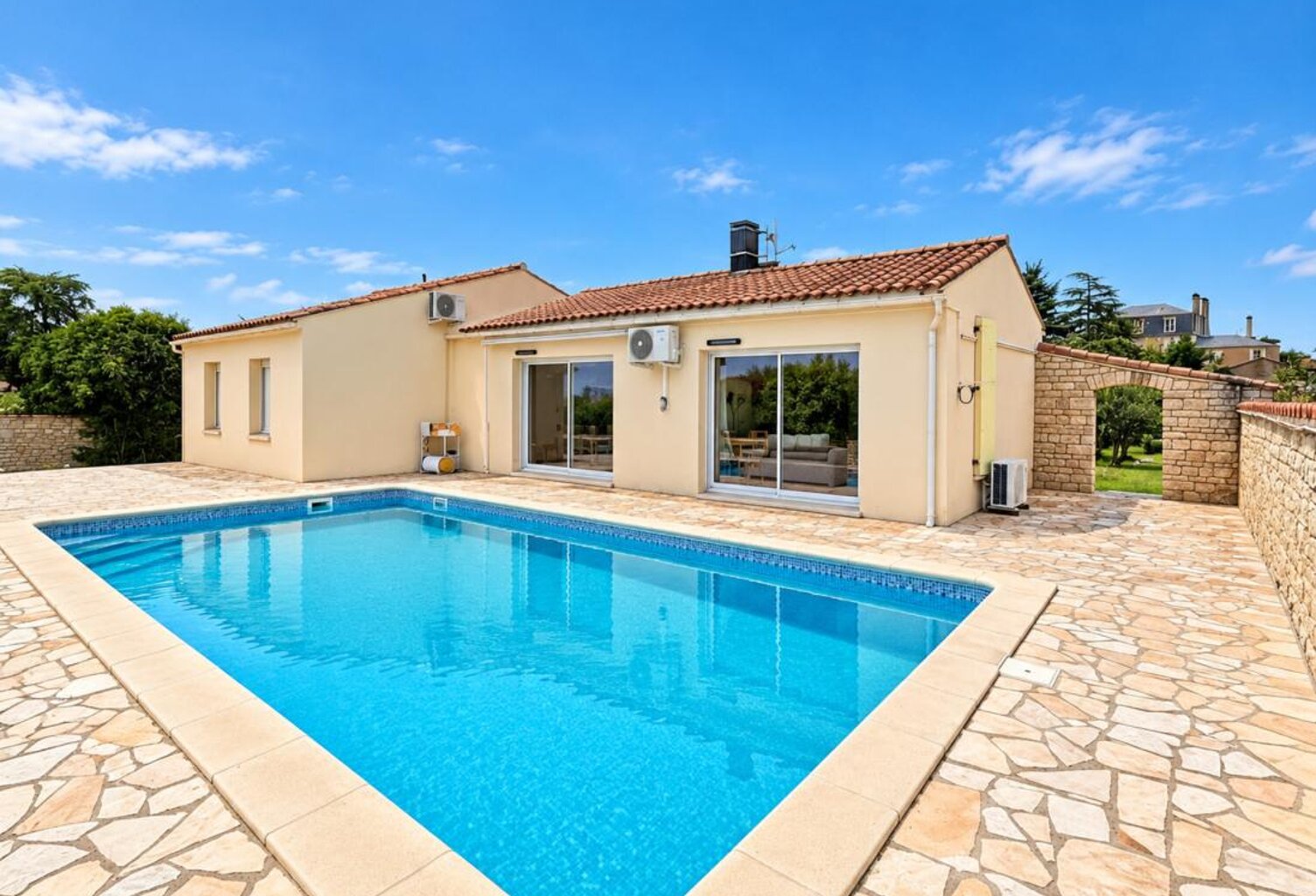 LUCON (85400) - CENTRE IMMEDIAT - MAISON FAMILIALE 3/4 CHAMBRES AVEC PISCINE ET SPACIEUSES DEPENDANCES — photo 1