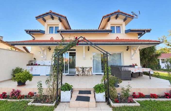 SAINT-SEVER – BELLE PROPRIÉTÉ AVEC DEUX HABITATIONS, PISCINE CHAUFFÉE ET TRIPLE GARAGE — photo 2